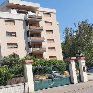https://home-ganusha-standing-1-chambre-parking-securise-terrasse.hotels-rhonealpes.com